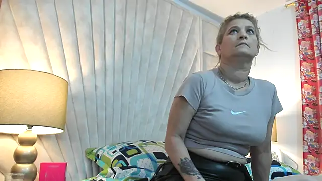 Snapshot of Jade_squirtt chatting on 11.29.25 Jade squirtt online show from 11.29.25