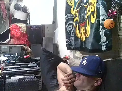 Snapshot of slinginbigD chatting on 11.22.25 slinginbigD online show from 11.22.25