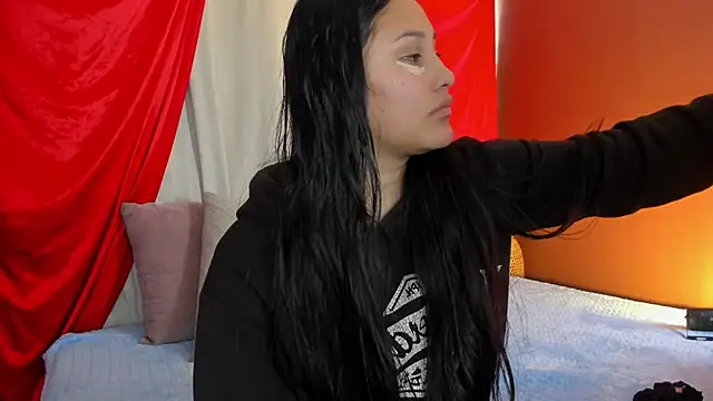 Snapshot of Little_Ivy chatting on 11.06.25 Little Ivy online show from 11.06.25