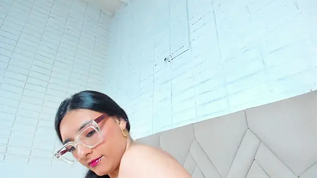 Isis Osman online show from 01.05.25