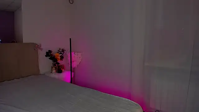 Laura Leee online show from 01.08.25