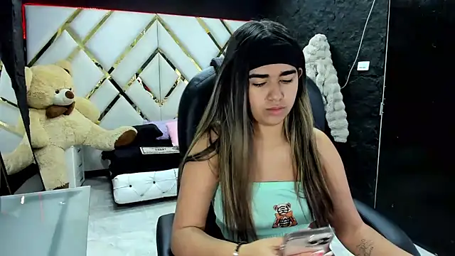 Snapshot of NahomiConnor_ chatting on 12.18.25 NahomiConnor online show from 12.18.25