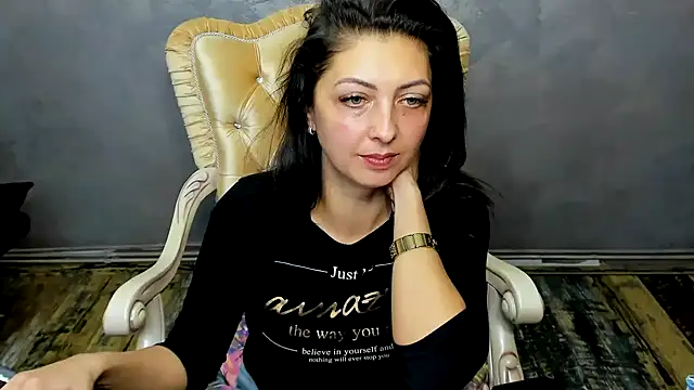 Snapshot of DivinSandra chatting on 12.21.24 DivinSandra online show from 12.21.24