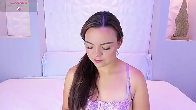 Snapshot of EmilyRouss_ chatting on 11.04.25 EmilyRouss online show from 11.04.25