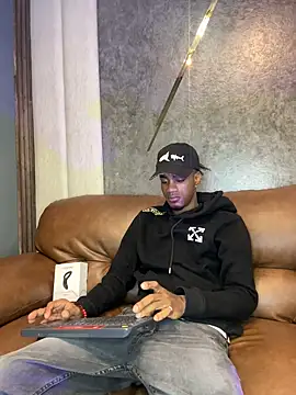 Snapshot of AaronCruz_ chatting on 02.18.25 AaronCruz online show from 02.18.25