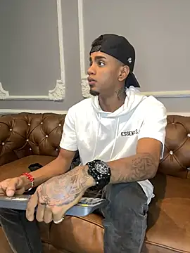 Snapshot of AaronCruz_ chatting on 02.28.25 AaronCruz online show from 02.28.25