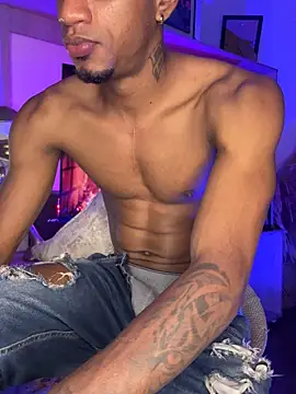 Snapshot of AaronCruz_ chatting on 10.28.25 AaronCruz online show from 10.28.25