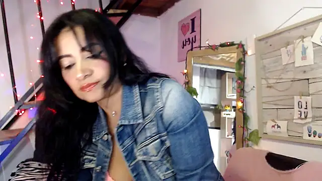 Snapshot of luna_sky83 chatting on 11.25.25 luna sky83 online show from 11.25.25