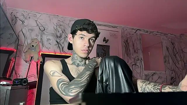 Snapshot of Saturno_v chatting on 02.07.25 Saturno v online show from 02.07.25