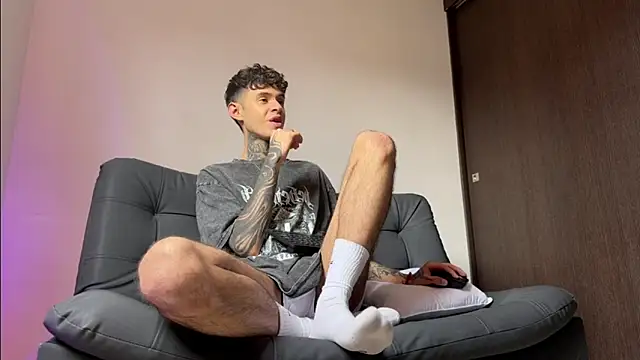 Snapshot of Saturno_v chatting on 03.11.25 Saturno v online show from 03.11.25