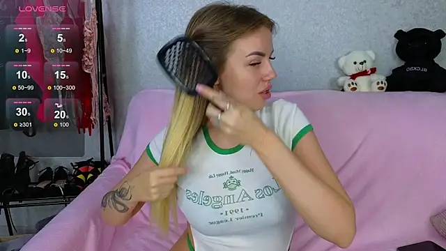 Snapshot of EmilyRobbie chatting on 02.10.25 EmilyRobbie online show from 02.10.25