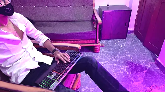 Snapshot of Habibi_big_b chatting on 10.23.25 Habibi big b online show from 10.23.25