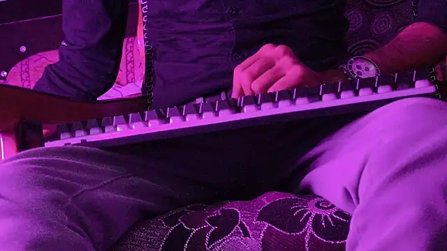 Snapshot of Habibi_big_b chatting on 11.04.25 Habibi big b online show from 11.04.25