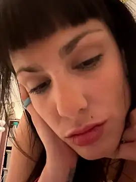 Snapshot of Zairaisak chatting on 10.14.25 Zairaisak online show from 10.14.25