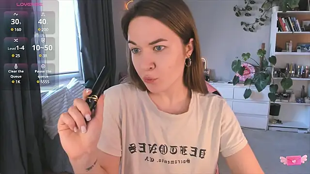 Snapshot of ami_amour_ chatting on 03.04.25 ami amour online show from 03.04.25