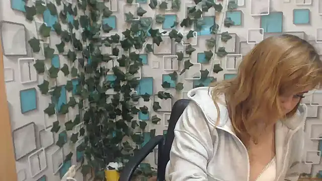 Snapshot of DaniellaKiss chatting on 03.08.25 DaniellaKiss online show from 03.08.25