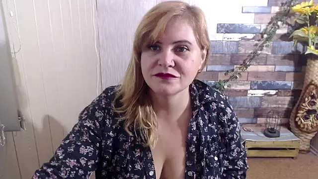 Snapshot of DaniellaKiss chatting on 09.21.25 DaniellaKiss online show from 09.21.25