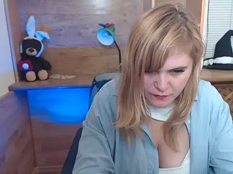 Snapshot of DaniellaKiss chatting on 10.09.25 DaniellaKiss online show from 10.09.25