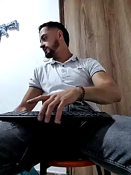 Snapshot of MAXIMUS_MASTE3 chatting on 02.01.25 MAXIMUS MASTE3 online show from 02.01.25