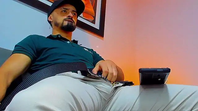 Snapshot of MAXIMUS_MASTE3 chatting on 10.12.25 MAXIMUS MASTE3 online show from 10.12.25