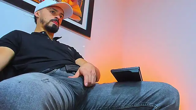 Snapshot of MAXIMUS_MASTE3 chatting on 10.17.25 MAXIMUS MASTE3 online show from 10.17.25