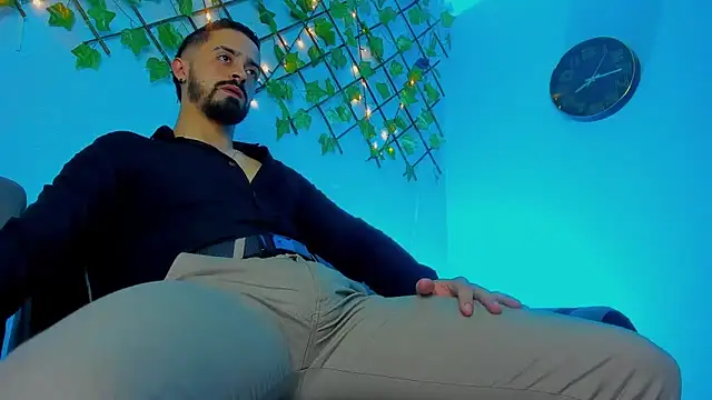 Snapshot of MAXIMUS_MASTE3 chatting on 12.17.25 MAXIMUS MASTE3 online show from 12.17.25