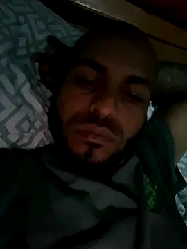 Snapshot of islandvybee55 chatting on 10.31.25 islandvybee55 online show from 10.31.25