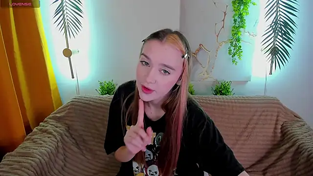 Snapshot of Lesi_Moonie01 chatting on 09.15.25 Lesi Moonie01 online show from 09.15.25