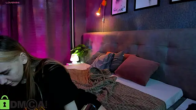 Snapshot of Lesi_Moonie01 chatting on 10.17.25 Lesi Moonie01 online show from 10.17.25