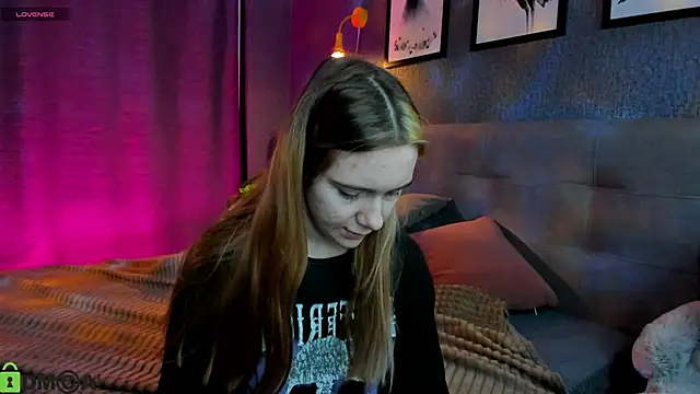 Snapshot of Lesi_Moonie01 chatting on 10.22.25 Lesi Moonie01 online show from 10.22.25