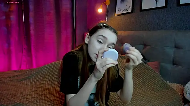 Snapshot of Lesi_Moonie01 chatting on 11.18.25 Lesi Moonie01 online show from 11.18.25