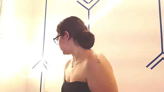 EsmeraldaSantoss online show from 12.13.24