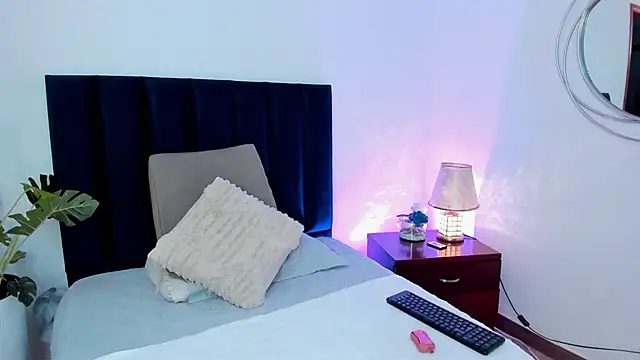 Snapshot of HollyHudsonn chatting on 12.17.24 HollyHudsonn online show from 12.17.24