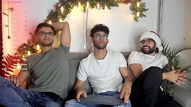 Snapshot of crisandrews chatting on 12.31.24 crisandrews online show from 12.31.24