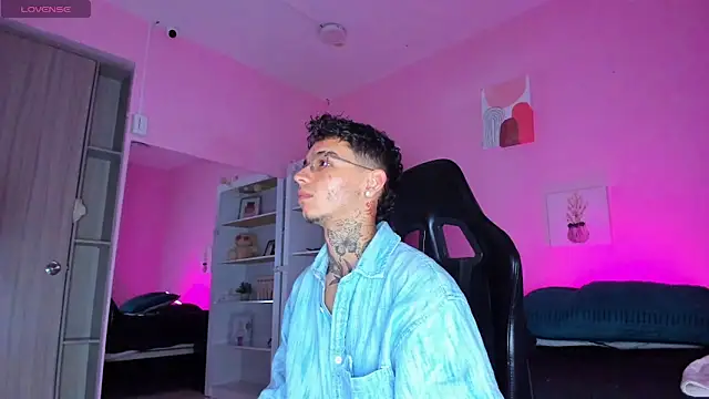 Snapshot of Ian_Castillo_ chatting on 11.08.25 Ian Castillo online show from 11.08.25