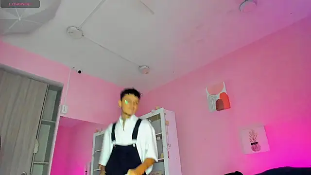 Snapshot of Ian_Castillo_ chatting on 11.25.25 Ian Castillo online show from 11.25.25