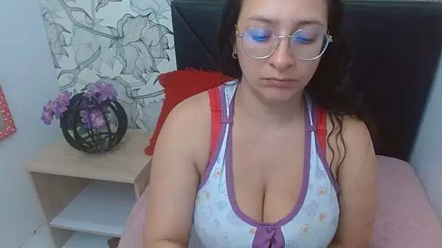 Snapshot of sarax_ximena chatting on 06.18.26 sarax ximena online show from 06.18.26