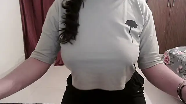 Snapshot of ANANYA-TIWARI chatting on 09.30.25 ANANYA-TIWARI online show from 09.30.25