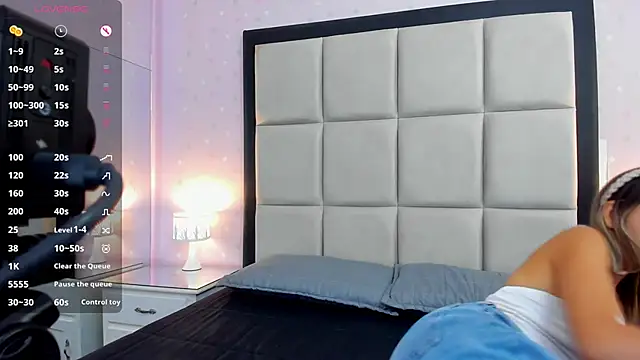 Snapshot of pauliCarter chatting on 10.07.25 pauliCarter online show from 10.07.25