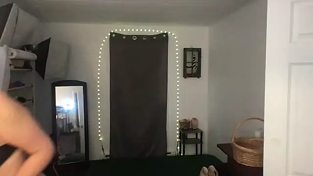 Snapshot of BonfireBonnie chatting on 12.19.24 BonfireBonnie online show from 12.19.24