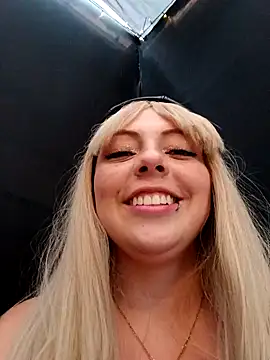 Snapshot of madelaine- chatting on 12.19.24 madelaine- online show from 12.19.24