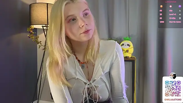 DaisyElmers online show from 02.04.25