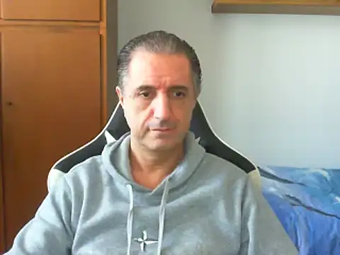 Snapshot of lliuk70mi chatting on 02.15.25 lliuk70mi online show from 02.15.25