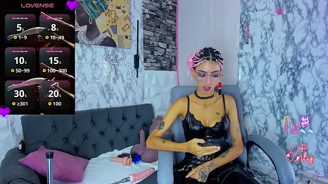Snapshot of Queen_Cuarxxo chatting on 04.19.26 Queen Cuarxxo online show from 04.19.26