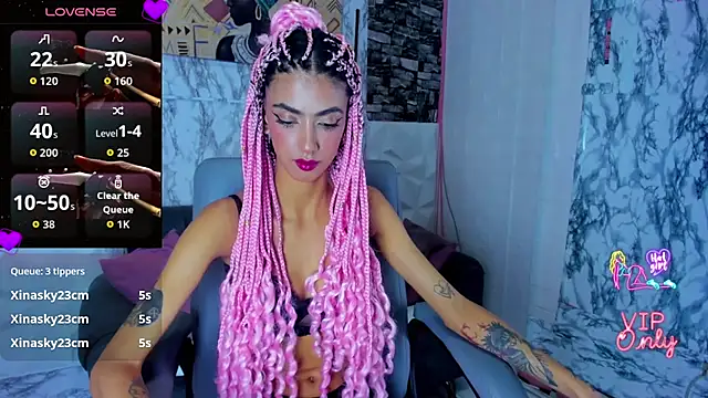 Snapshot of Queen_Cuarxxo chatting on 04.21.26 Queen Cuarxxo online show from 04.21.26