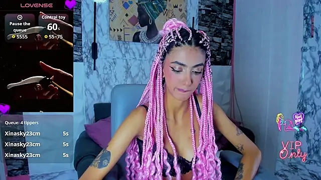 Snapshot of Queen_Cuarxxo chatting on 04.21.26 Queen Cuarxxo online show from 04.21.26