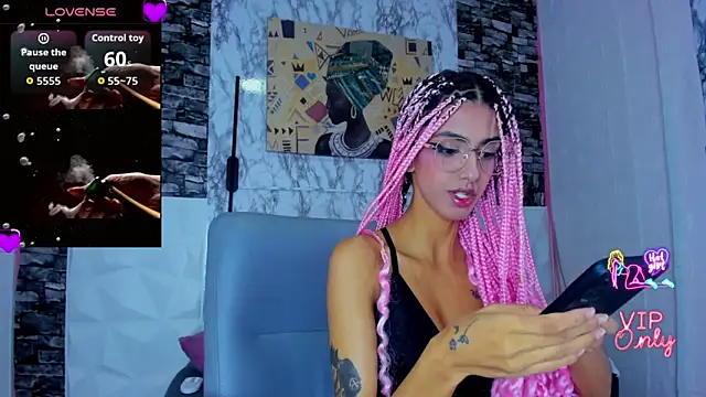 Snapshot of Queen_Cuarxxo chatting on 04.21.26 Queen Cuarxxo online show from 04.21.26