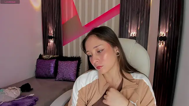 Snapshot of emily_layton chatting on 03.07.25 emily layton online show from 03.07.25