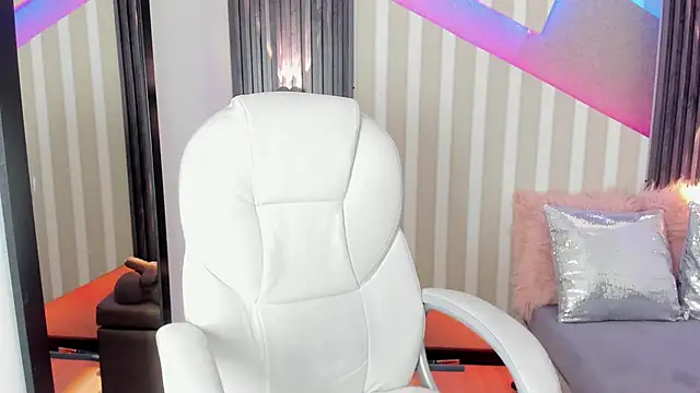 Snapshot of emily_layton chatting on 09.09.25 emily layton online show from 09.09.25