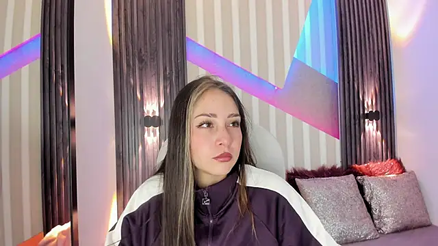 Snapshot of emily_layton chatting on 10.03.25 emily layton online show from 10.03.25